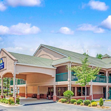 Days Inn & Suites By Wyndham Peachtree City Bagian luar foto