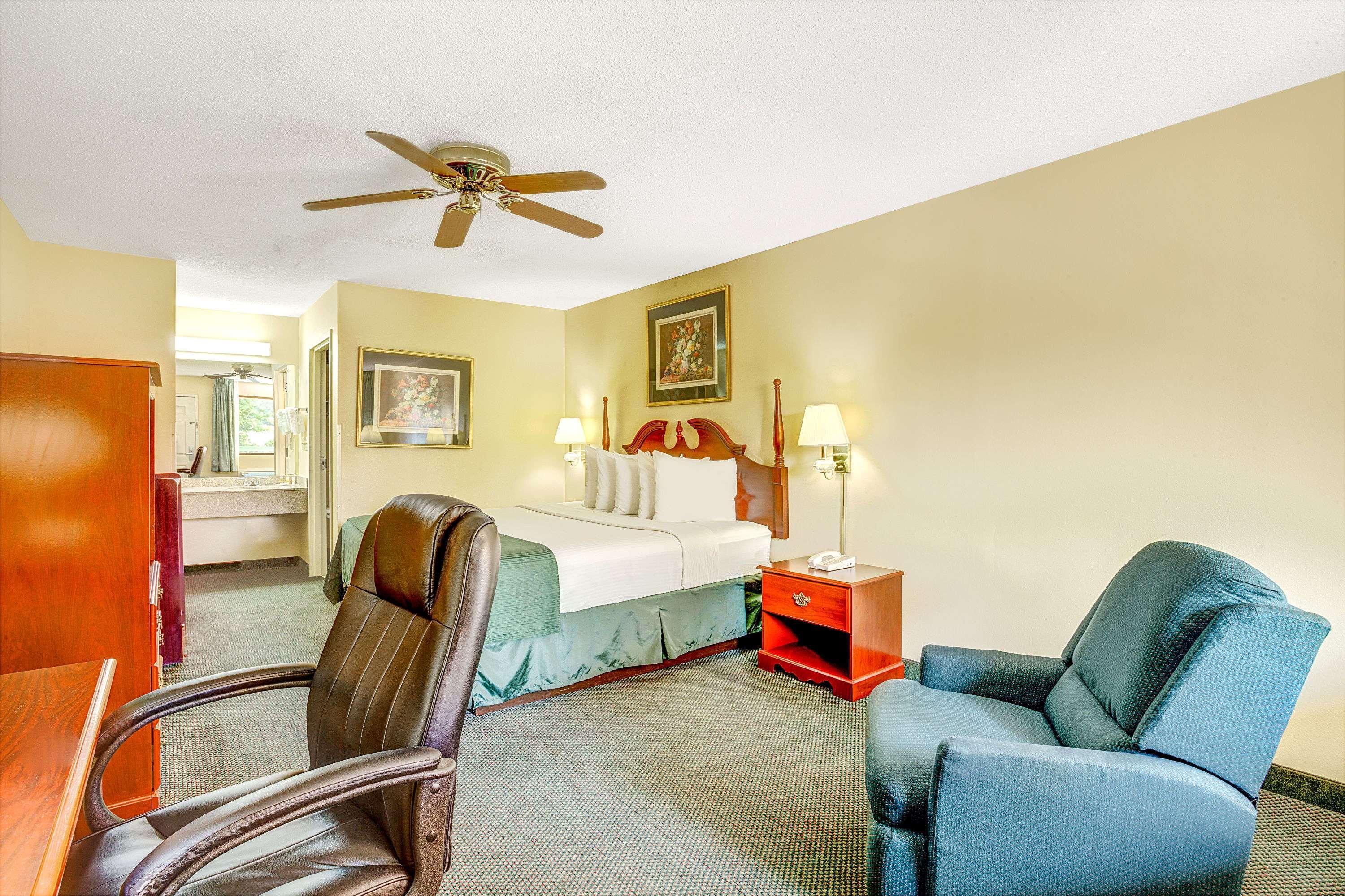 Days Inn & Suites By Wyndham Peachtree City Bagian luar foto