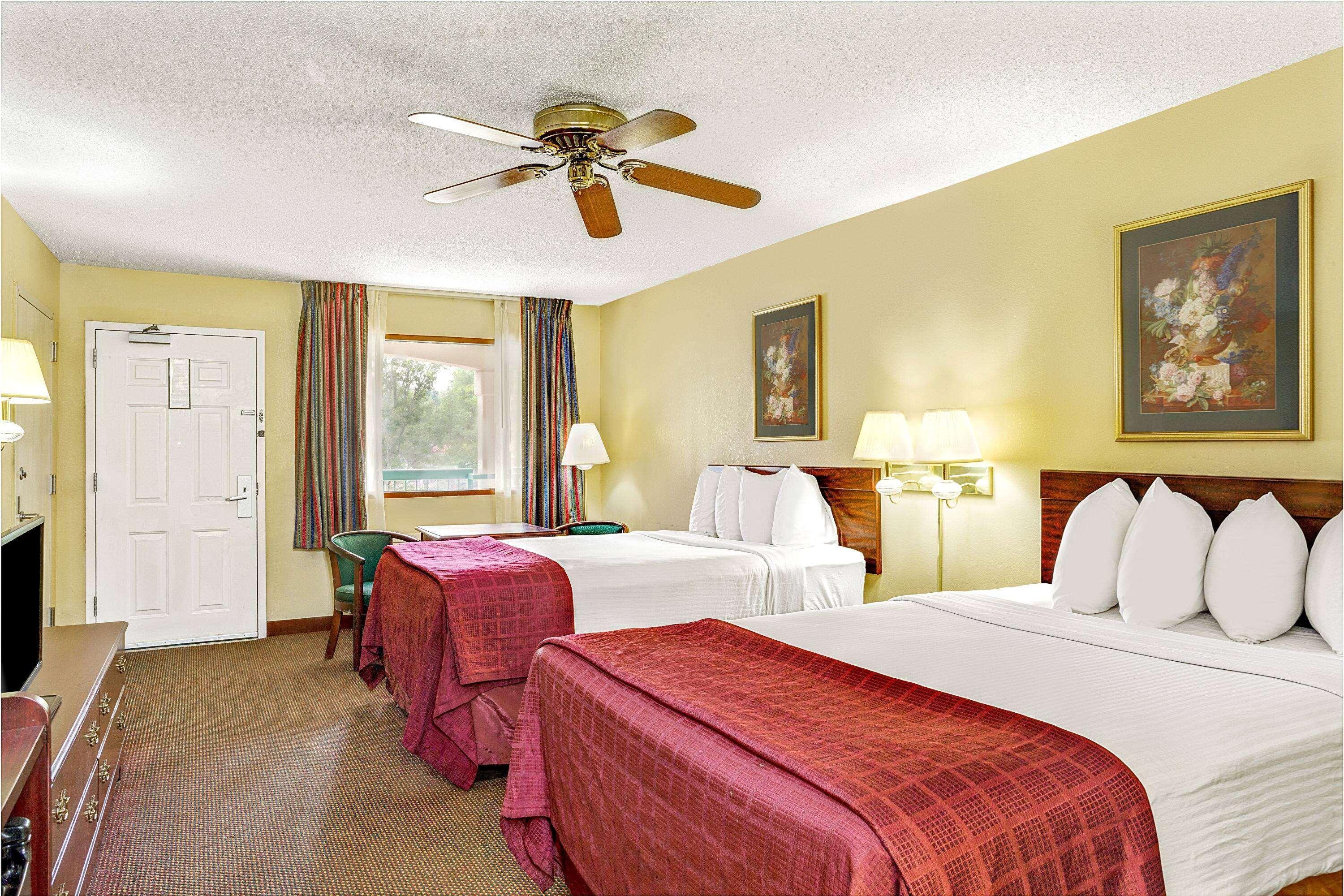 Days Inn & Suites By Wyndham Peachtree City Bagian luar foto