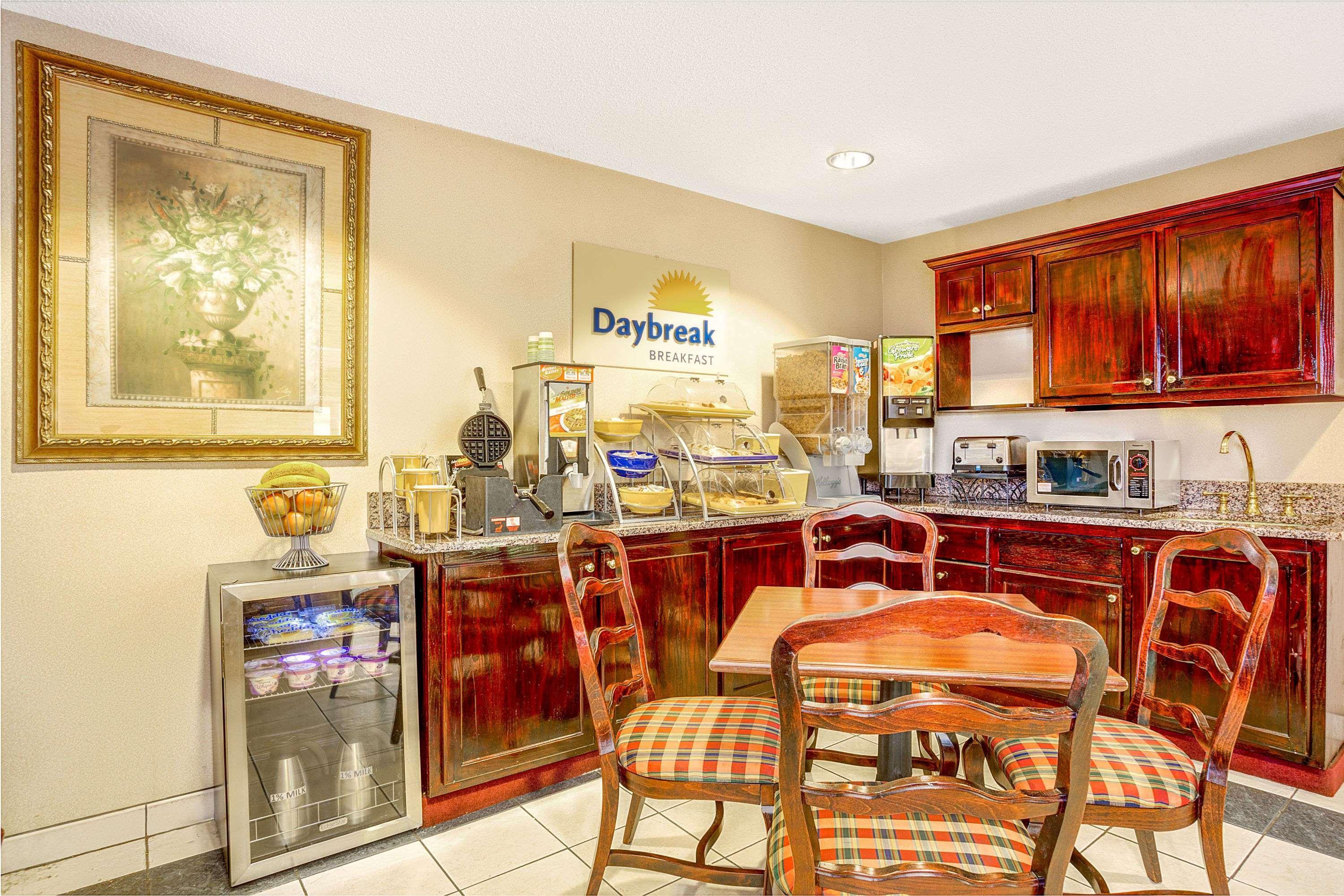 Days Inn & Suites By Wyndham Peachtree City Bagian luar foto