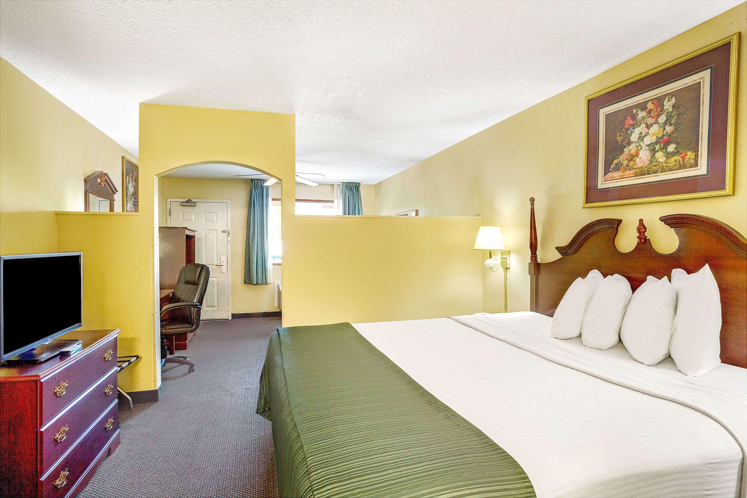 Days Inn & Suites By Wyndham Peachtree City Bagian luar foto