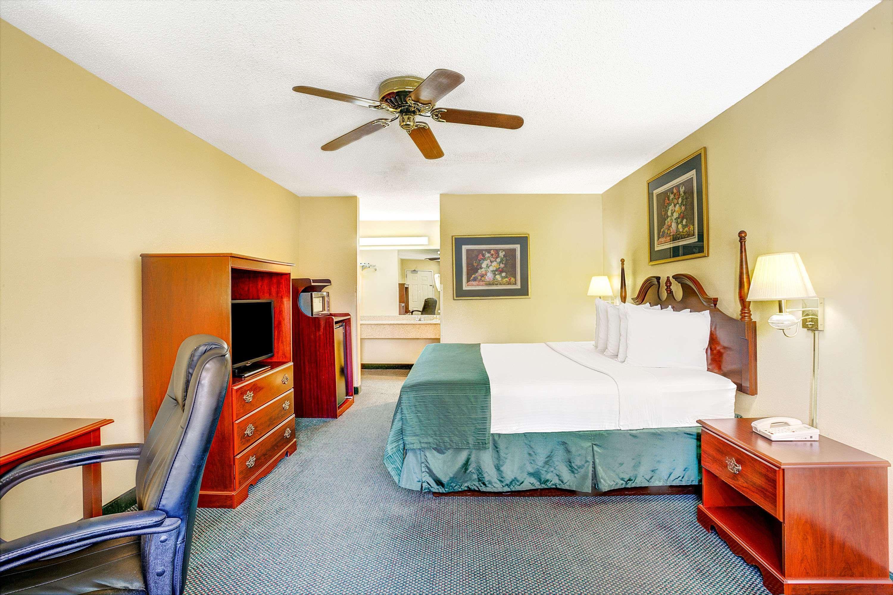 Days Inn & Suites By Wyndham Peachtree City Bagian luar foto