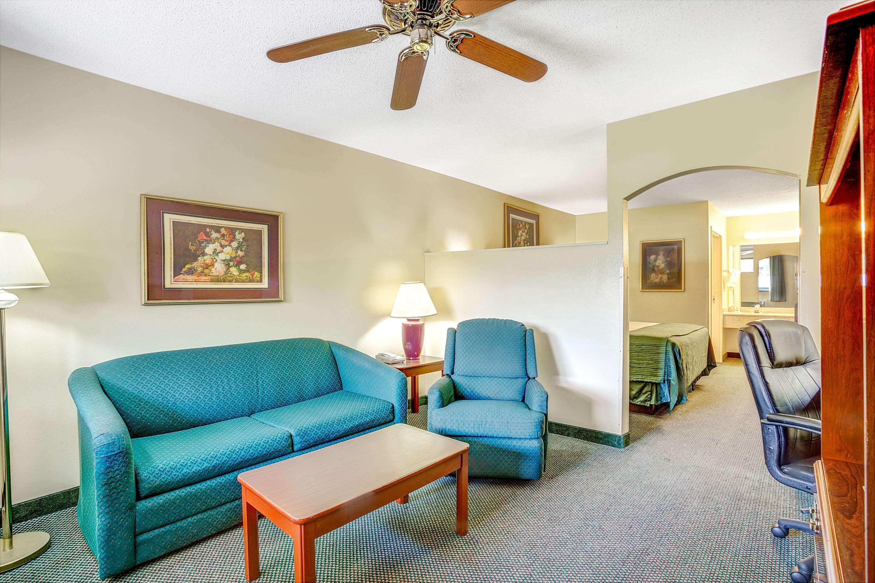 Days Inn & Suites By Wyndham Peachtree City Bagian luar foto