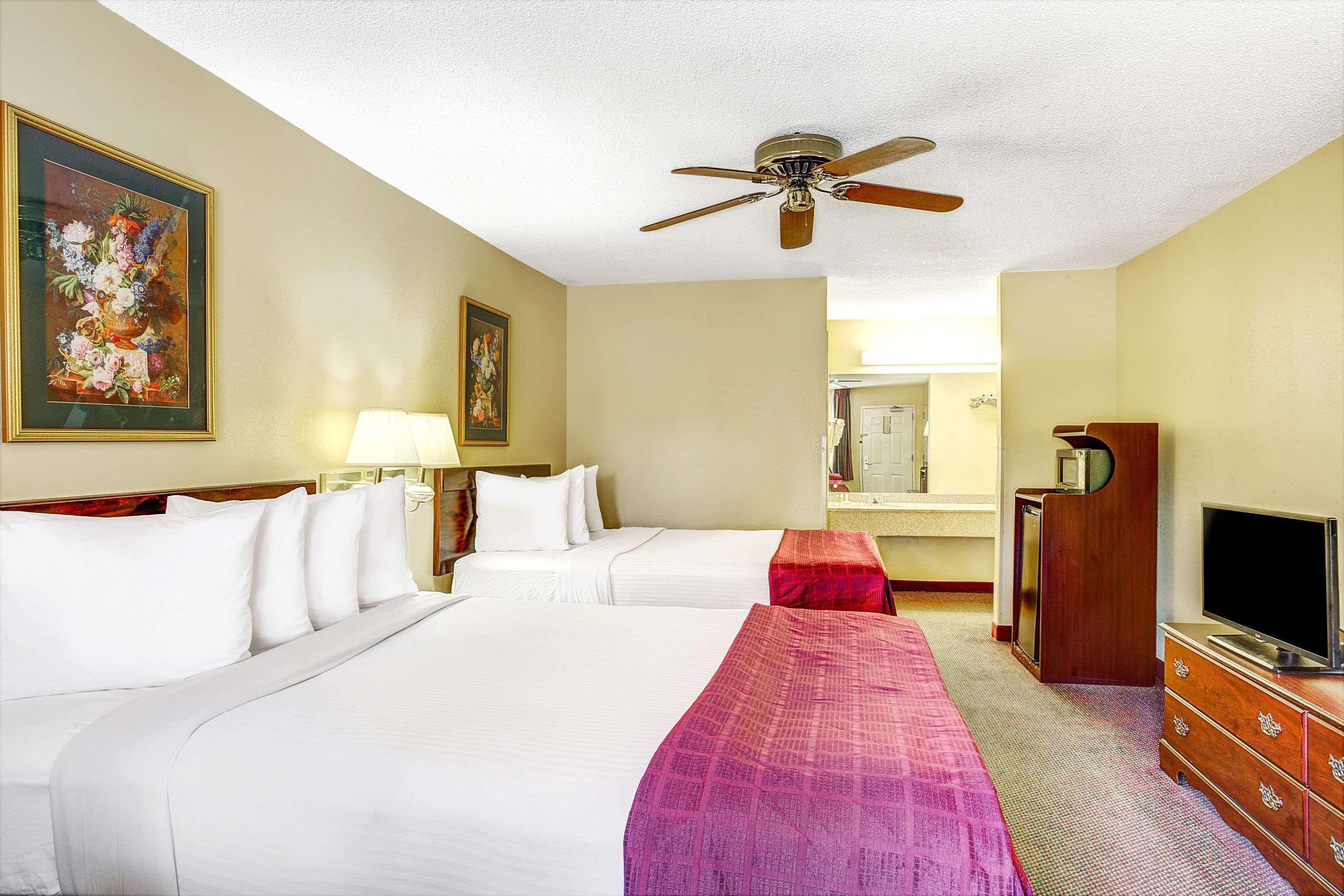 Days Inn & Suites By Wyndham Peachtree City Bagian luar foto